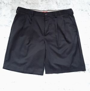 IZOD black men's golf lightweight size 38 pleated shorts.